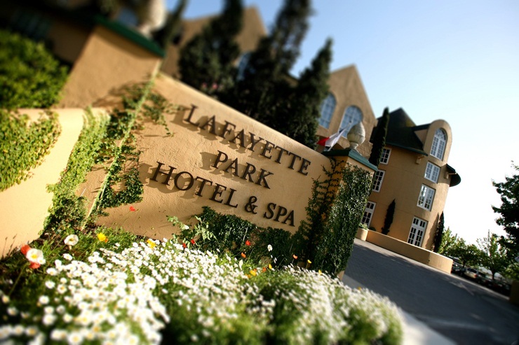 A hotel and spa sign in Lafayette of Northern California